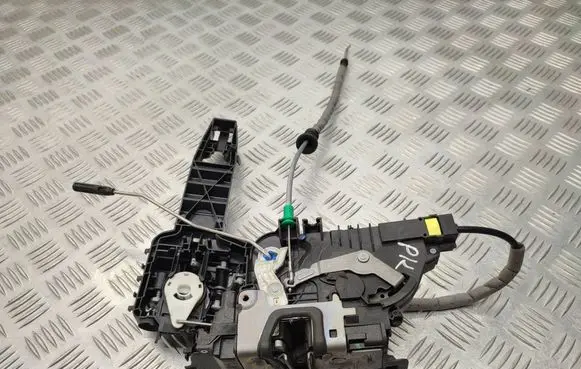 Mercedes-Benz Vito Viano W447 Front door lock A4477200035 A4477600034