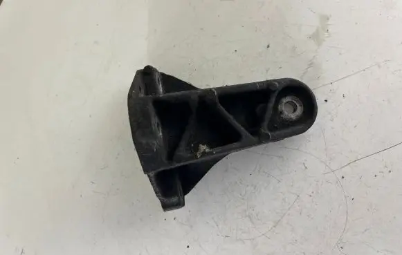 Jaguar XF X250 Engine mounting bracket