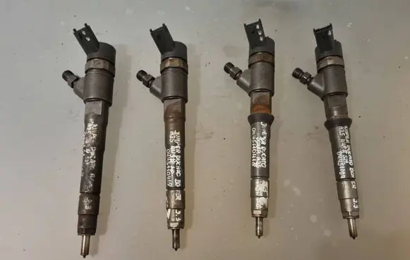 Iveco Daily 30.8 - 9 Fuel injector 0445110418