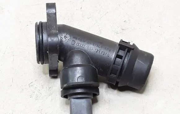 Volkswagen PASSAT B6 Engine coolant pipe/hose 06F121131C