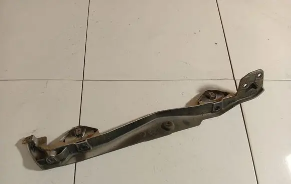 Fender mounting bracket