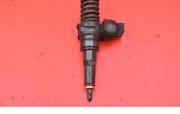 Volkswagen Touran I Fuel injector 038130073AG