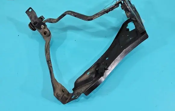 Front bumper mounting bracket
