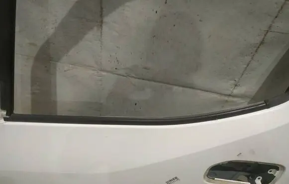 Nissan NV200 Front door glass trim molding