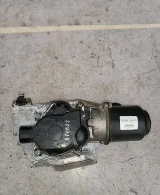 Mitsubishi L200 Front wiper linkage and motor 8250A125