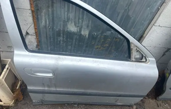 Volvo V70 Front door
