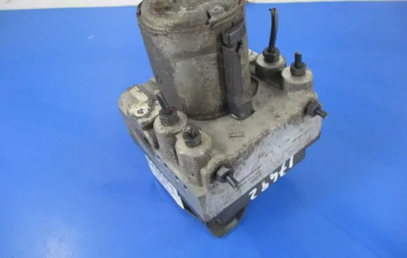 Audi A4 S4 B5 8D ABS Pump 8B0614111