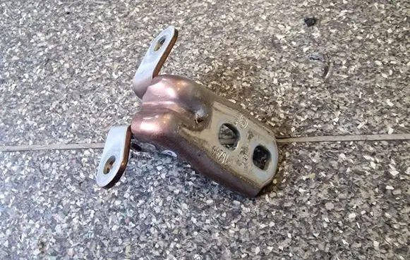 Buick Encore I Front door lower hinge 
