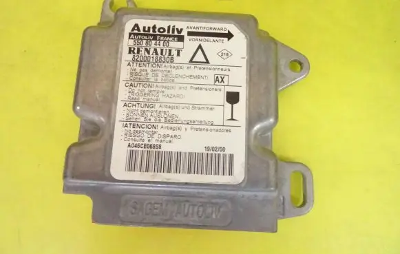 Renault Laguna I Airbag control unit/module 8200018830B 550804400