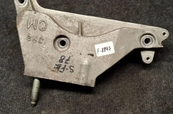 Hyundai Santa Fe Engine mounting bracket