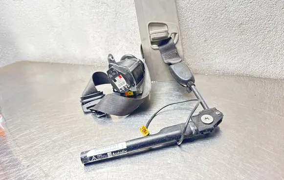 Opel Astra J Front seatbelt 13297088 617877800