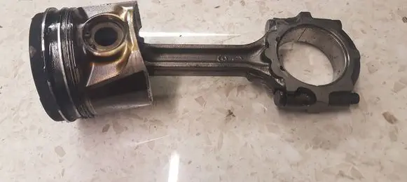 Nissan X-Trail T30 Piston with connecting rod