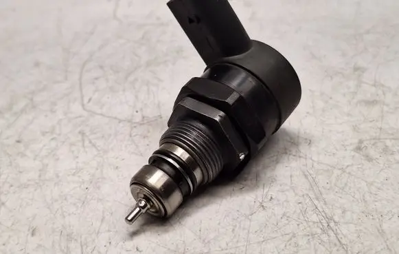BMW 5 E60 E61 Fuel pressure regulator 0281002481 13537805733 13537788685