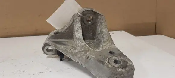 Jaguar XF X250 Engine mounting bracket R8S3A