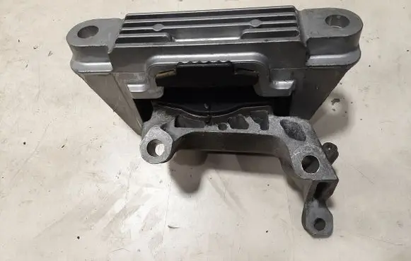 Volvo XC40 Engine mount bracket 32139919