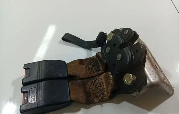Opel Frontera B Middle seatbelt buckle (rear) 06R827303