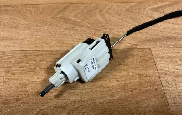 Audi A4 S4 B7 8E 8H Brake pedal sensor switch 8E0927189B 1786