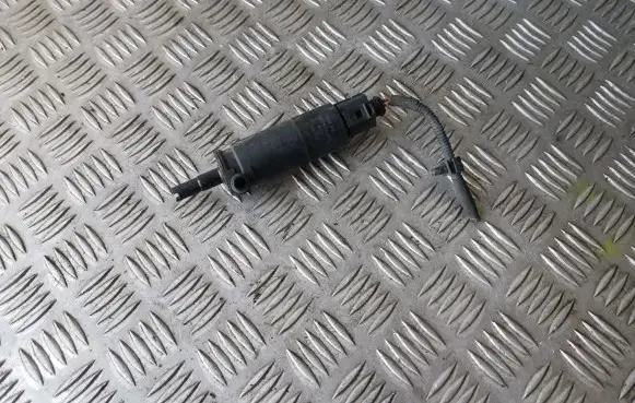 Volkswagen Golf V Headlight washer pump 3B7955681