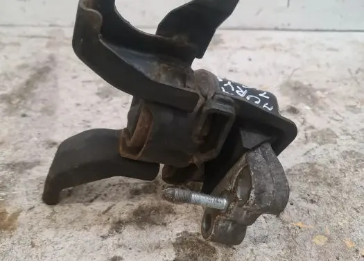 Toyota Auris 150 Engine mount bracket