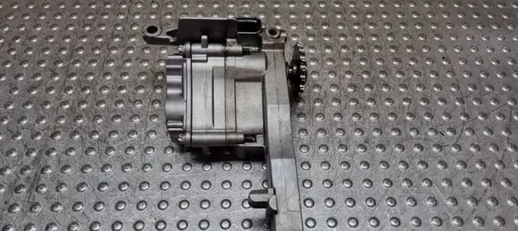 Mercedes-Benz E W212 Oil pump 6421810801