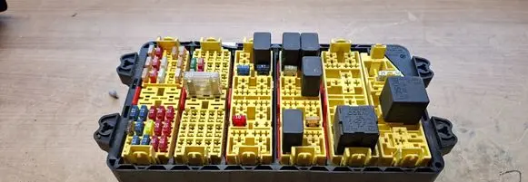 Iveco Daily 35 - 40.10 Fuse module 504085258 2849122 504085501