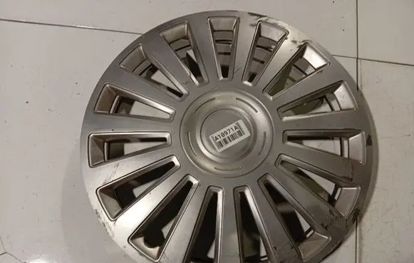 Nissan Micra R14 wheel hub/cap/trim 