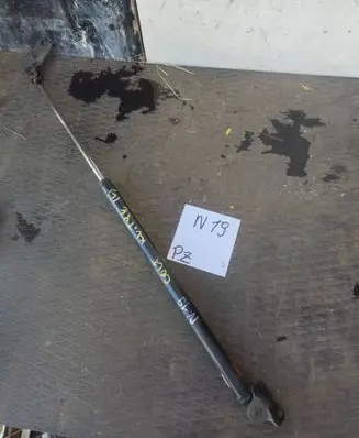 Mitsubishi Colt Tailgate strut 473829