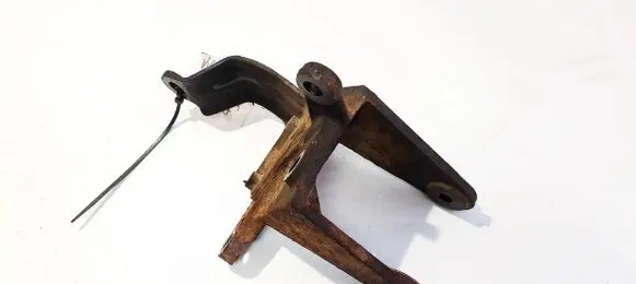 Ford Mondeo MK I Engine mounting bracket