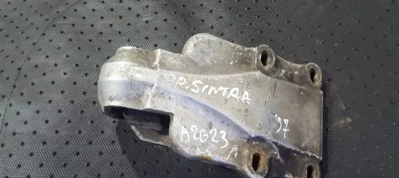 Opel Sintra Engine mount bracket