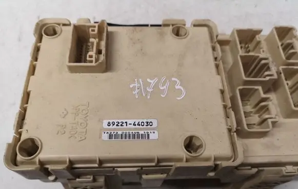 Toyota Avensis Verso Fuse module 8922144030