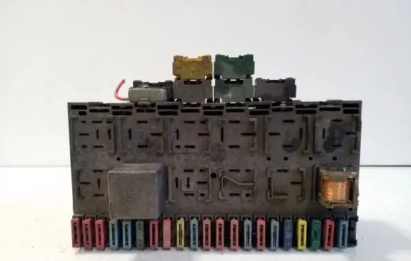 Volkswagen PASSAT B4 Fuse module 357937039