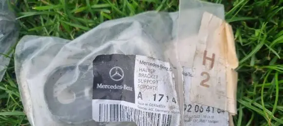 Mercedes-Benz SLK R172 Muffler mount bracket/holder A1714920641