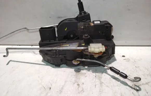 Opel Insignia A Front door lock 13577980
