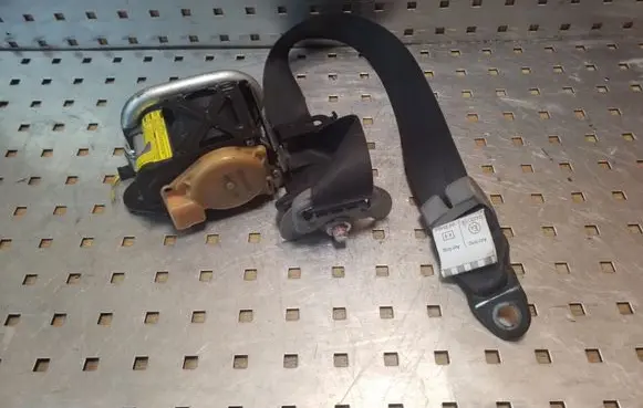 Mitsubishi Grandis Front seatbelt