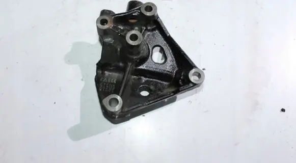 Toyota RAV 4 (XA30) Engine mounting bracket 3311842010