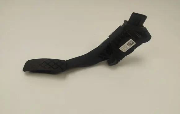 Accelerator throttle pedal