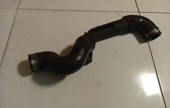 Volkswagen PASSAT B6 Intercooler hose/pipe 300145770B