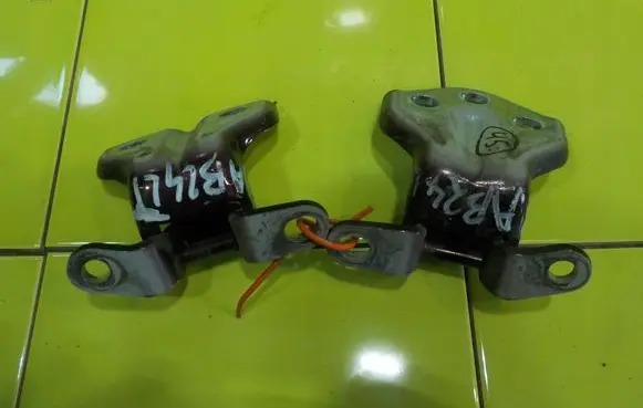 SsangYong Rodius Front door upper hinge 