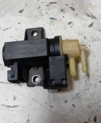 Nissan X-Trail T32 Vacuum valve 8200790180 70181405