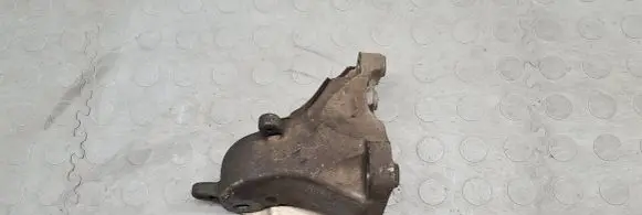 Engine mounting bracket