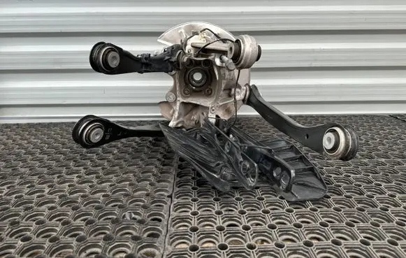 BMW 5 G60 G61 Stub axle 6898358