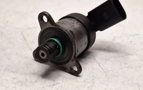 BMW 5 E60 E61 Fuel pressure sensor 0928400560 13517787186