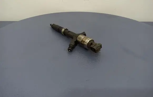 Toyota Corolla Verso E121 Fuel injector 2367027020