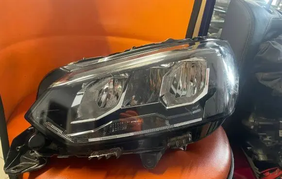 Peugeot 208 Headlight/headlamp 90200109