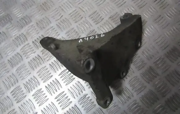 Volvo XC90 Engine mounting bracket 8675329