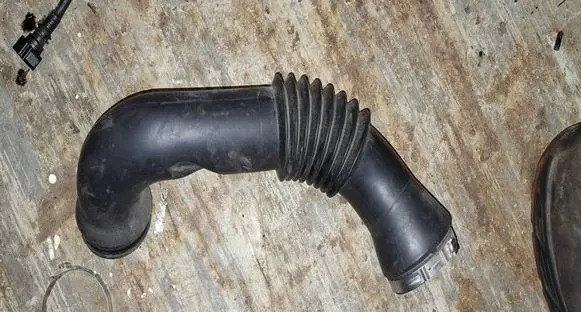 Ford Fiesta Air intake hose/pipe 2S619R504