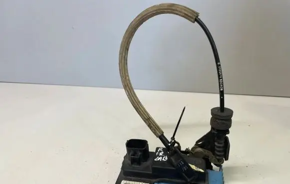 Volvo V70 Front door lock 8650546