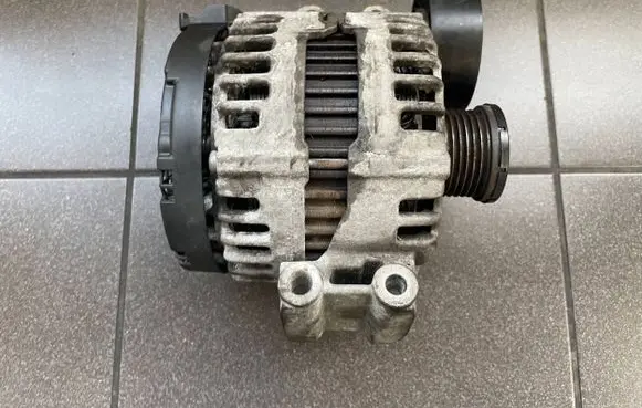 BMW 3 E90 E91 Generator/alternator 7550469