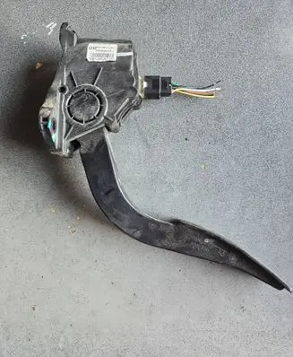 Accelerator throttle pedal