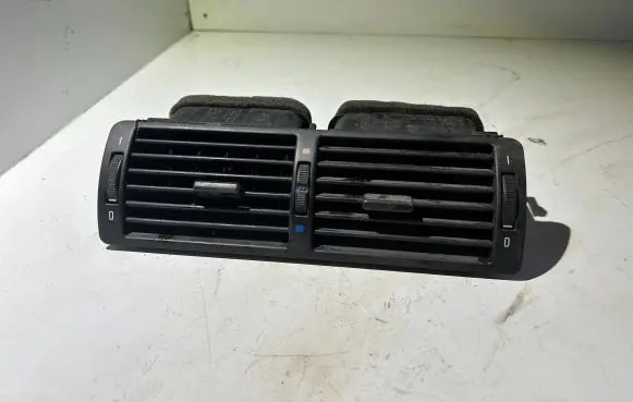 BMW 5 E39 Dash center air vent grill 8391179
